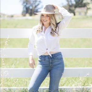 Meet your Posher, Chanel